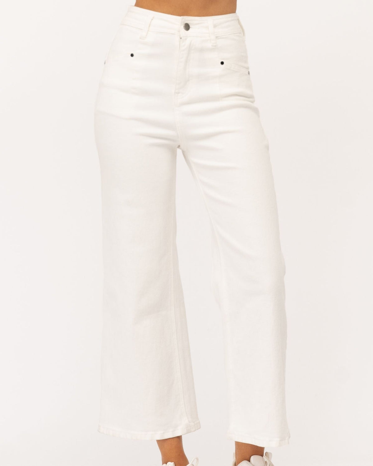 A girl wearing white cropped wide leg jeans from Paper Heart collection designed by Global Fashion House.