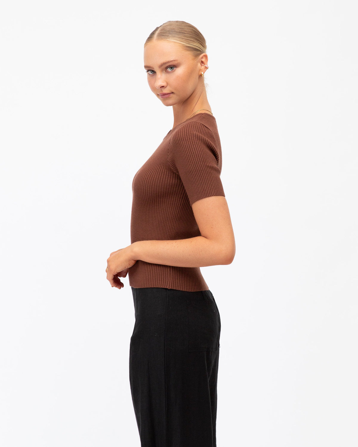 CHOCOLATE SHORT SLEEVE KNIT TOP