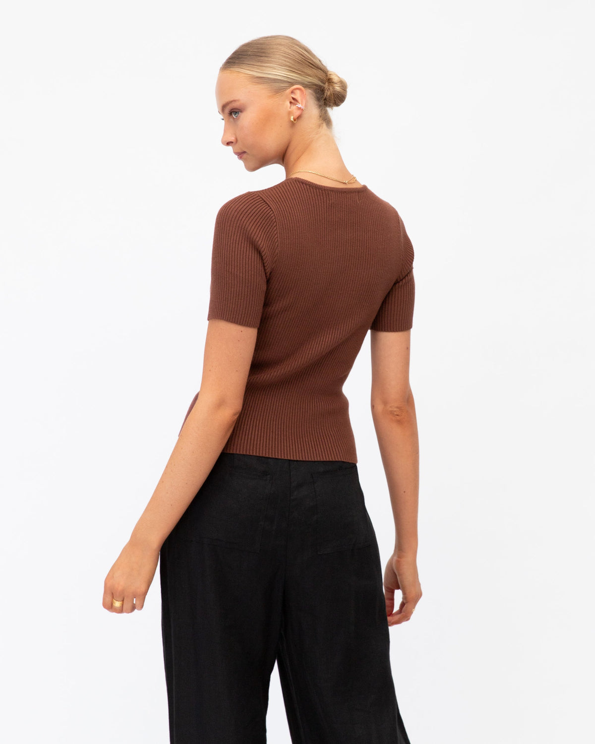 CHOCOLATE SHORT SLEEVE KNIT TOP